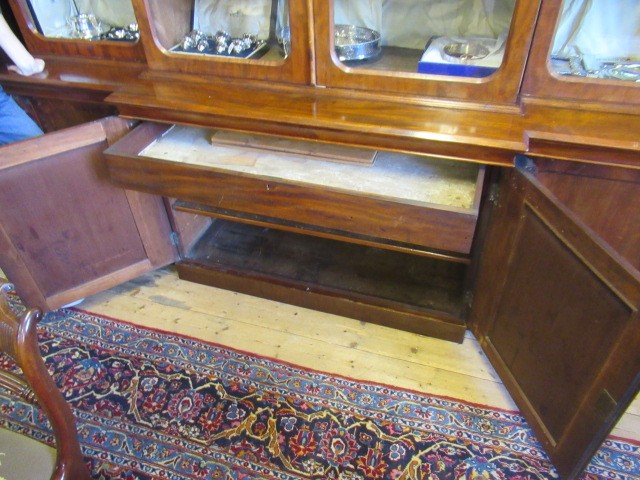 A VICTORIAN MAHOGANY BREAKFRONT LIBRARY BOOKCASE Image