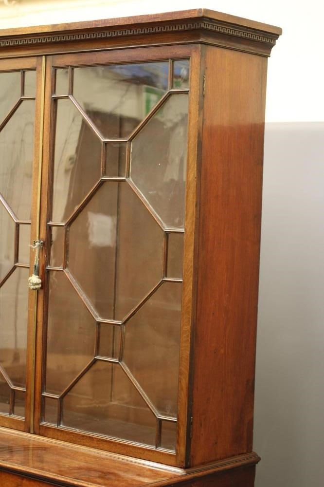 A GEORGIAN MAHOGANY SECRETAIRE BOOKCASE Image