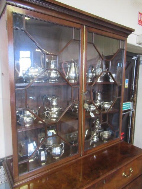 A GEORGIAN MAHOGANY SECRETAIRE BOOKCASE Image