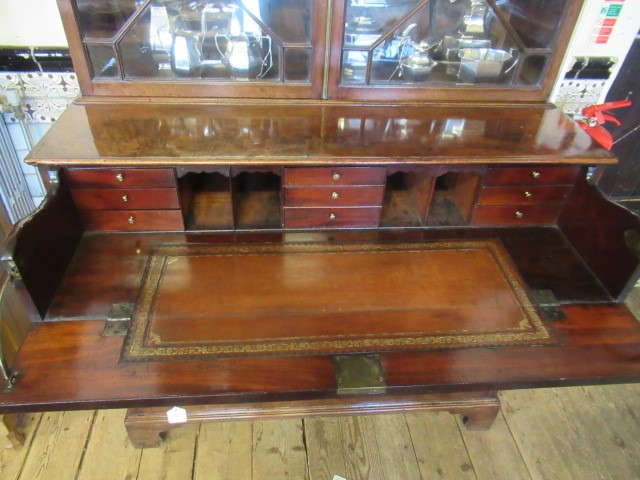 A GEORGIAN MAHOGANY SECRETAIRE BOOKCASE Image