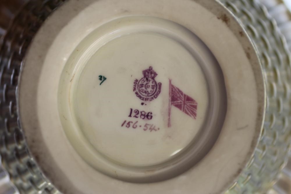 A ROYAL WORCESTER CHINA POT POURRI Image