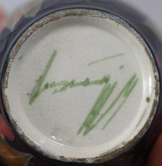 A WILLIAM MOORCROFT POTTERY VASE Image