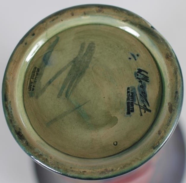 A MOORCROFT POTTERY VASE Image