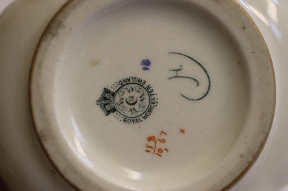 A ROYAL WORCESTER CHINA DRESSING TABLE BOX AND COVER Image