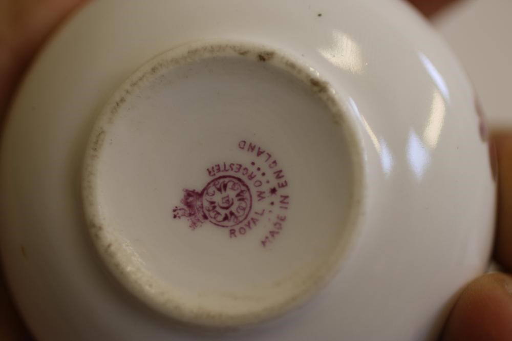 A ROYAL WORCESTER CHINA DRESSING TABLE BOX AND COVER Image