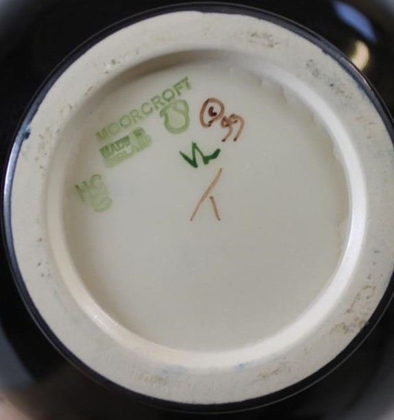 A MOORCROFT POTTERY VASE Image