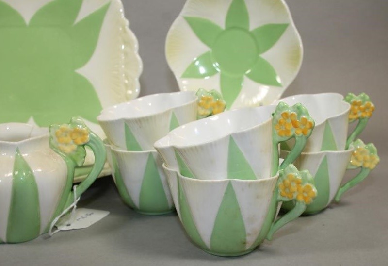 AN ART DECO SHELLEY CHINA "DAINTY" PART TEA SERVICE with green highlighted stiff leaf panels and Image