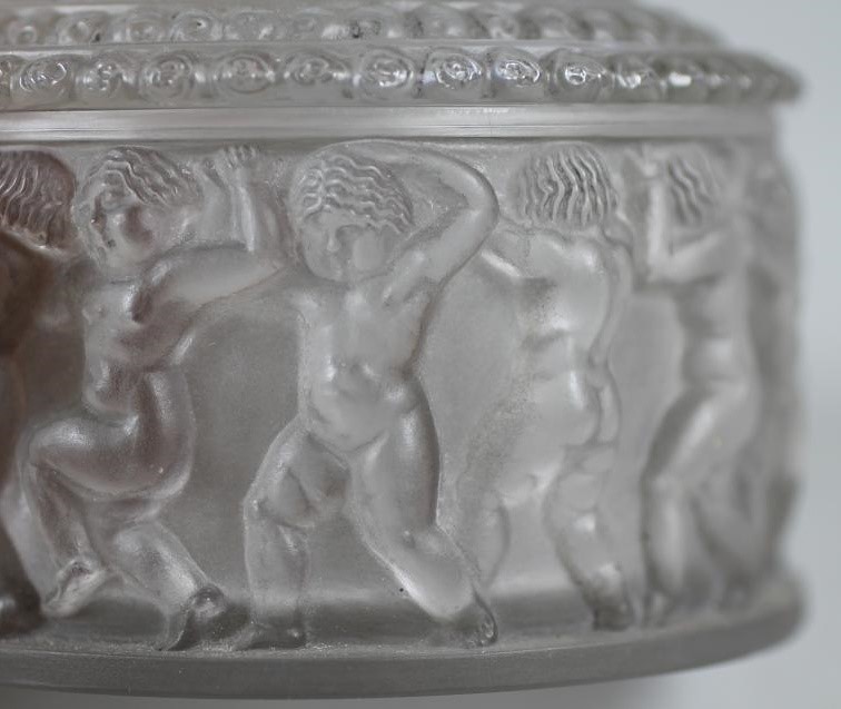 A LALIQUE FROSTED GLASS BOX AND COVER Image