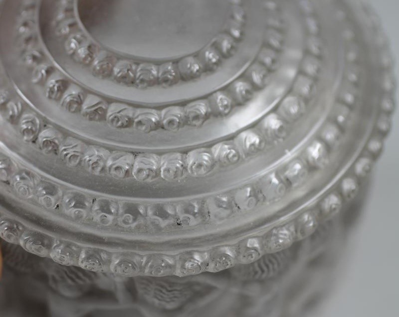 A LALIQUE FROSTED GLASS BOX AND COVER Image