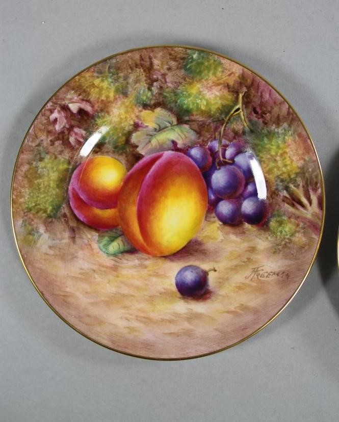 A PAIR OF ROYAL WORCESTER CHINA TEA PLATES Image