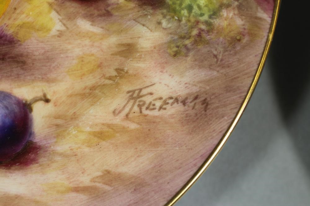 A PAIR OF ROYAL WORCESTER CHINA TEA PLATES Image