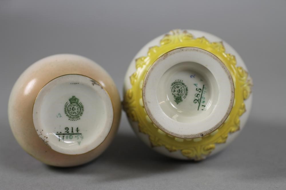 A ROYAL WORCESTER CHINA SMALL VASE Image