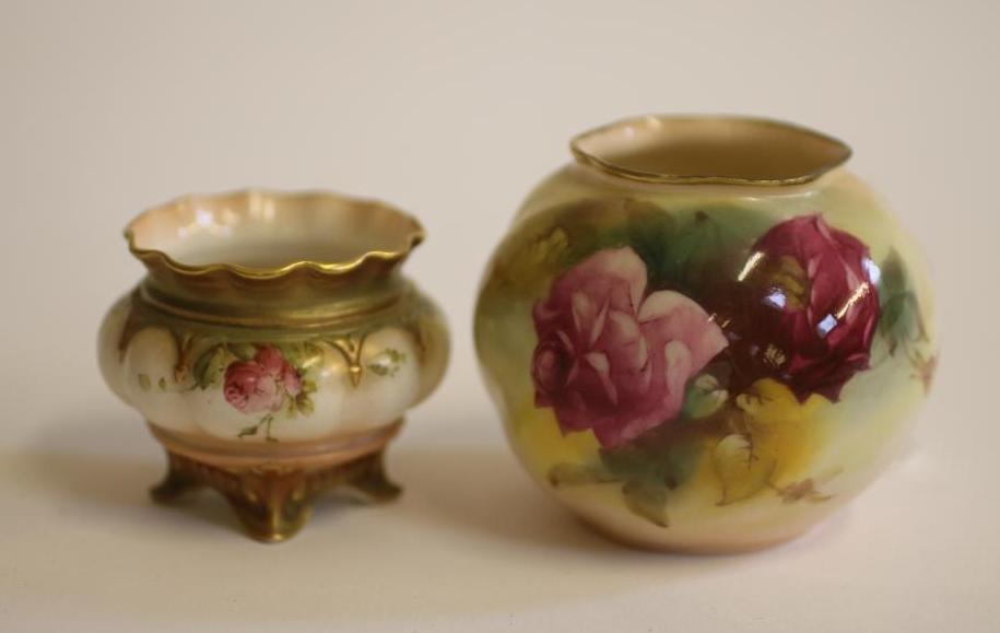 A ROYAL WORCESTER CHINA VASE Image