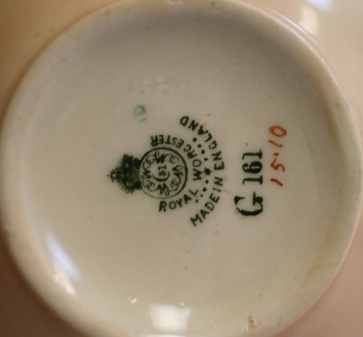 A ROYAL WORCESTER CHINA VASE Image