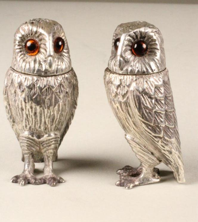 A NOVELTY SILVER SALT AND PEPPERETTE Image