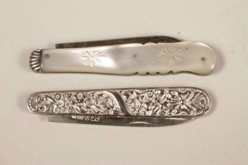 AN EDWARDIAN SILVER FOLDING FRUIT KNIFE Image