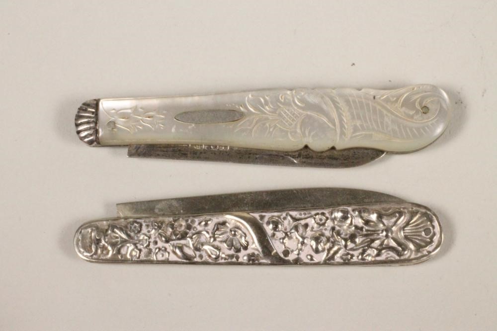 AN EDWARDIAN SILVER FOLDING FRUIT KNIFE Image