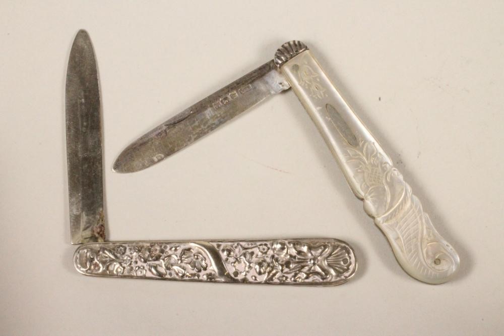 AN EDWARDIAN SILVER FOLDING FRUIT KNIFE Image