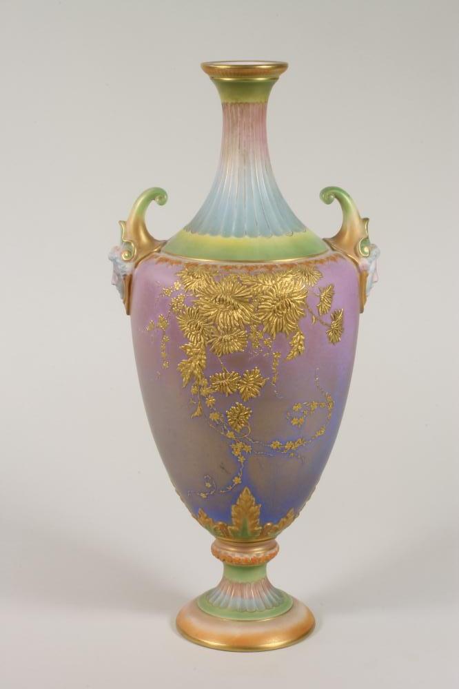 A ROYAL WORCESTER CHINA VASE Image