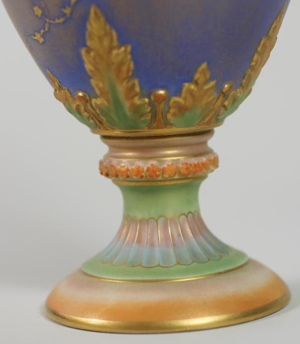 A ROYAL WORCESTER CHINA VASE Image