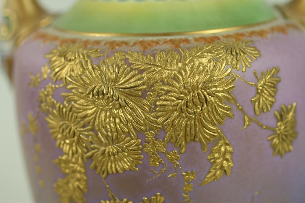 A ROYAL WORCESTER CHINA VASE Image