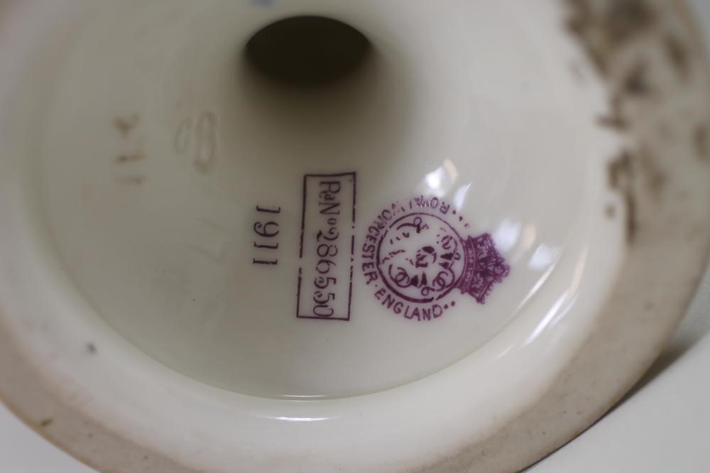 A ROYAL WORCESTER CHINA VASE Image