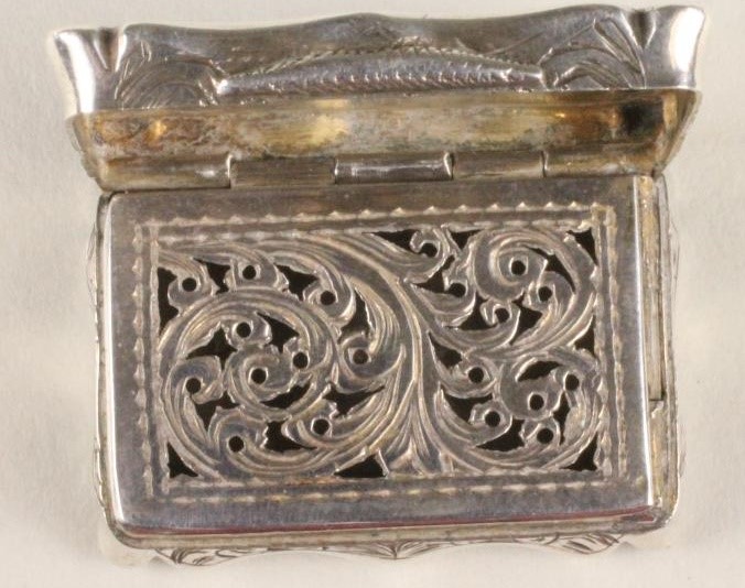 AN EARLY VICTORIAN SILVER VINAIGRETTE Image