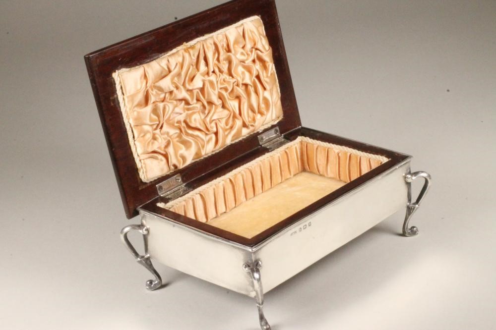 AN EDWARDIAN ART NOUVEAU SILVER DRESSING TABLE BOX Image