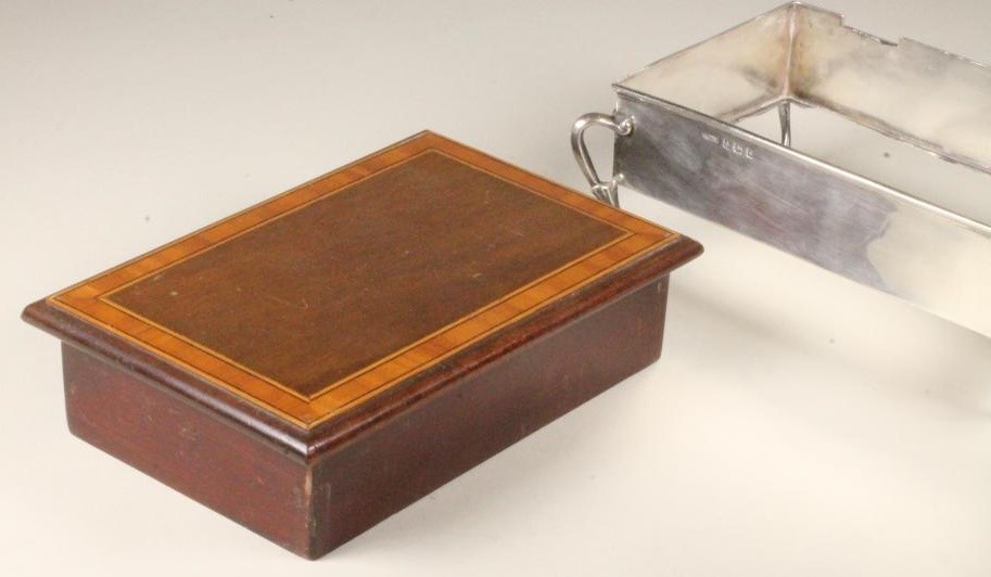 AN EDWARDIAN ART NOUVEAU SILVER DRESSING TABLE BOX Image