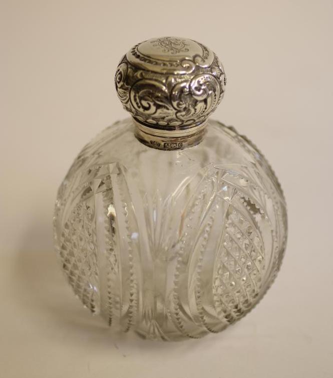 AN EDWARDIAN SILVER MOUNTED EAU DE TOILETTE BOTTLE Image