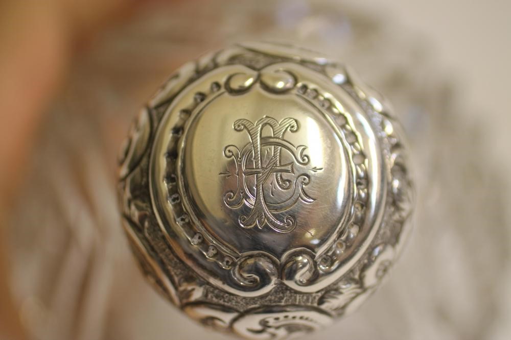 AN EDWARDIAN SILVER MOUNTED EAU DE TOILETTE BOTTLE Image
