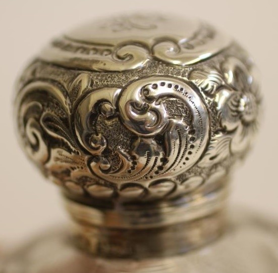 AN EDWARDIAN SILVER MOUNTED EAU DE TOILETTE BOTTLE Image