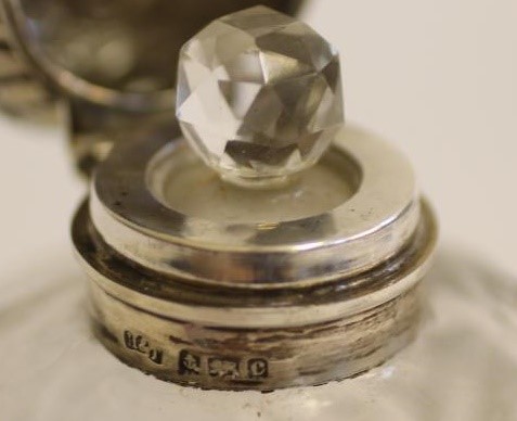 AN EDWARDIAN SILVER MOUNTED EAU DE TOILETTE BOTTLE Image