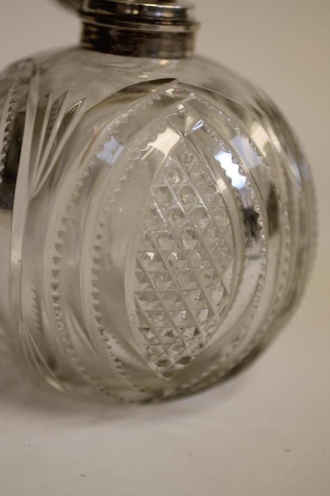 AN EDWARDIAN SILVER MOUNTED EAU DE TOILETTE BOTTLE Image