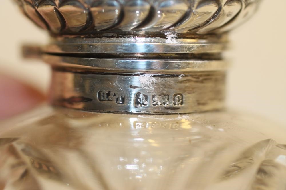 AN EDWARDIAN SILVER MOUNTED EAU DE TOILETTE BOTTLE Image