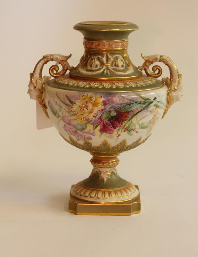 A ROYAL WORCESTER CHINA VASE Image