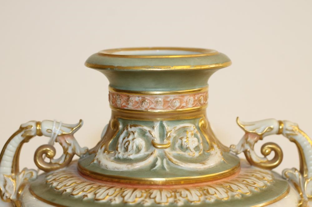 A ROYAL WORCESTER CHINA VASE Image