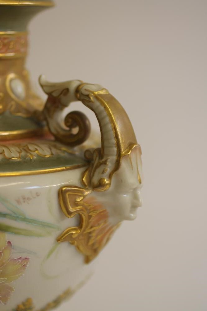 A ROYAL WORCESTER CHINA VASE Image