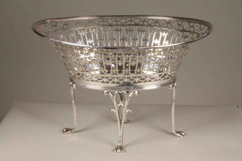 A SMALL SILVER CENTRE BOWL Image