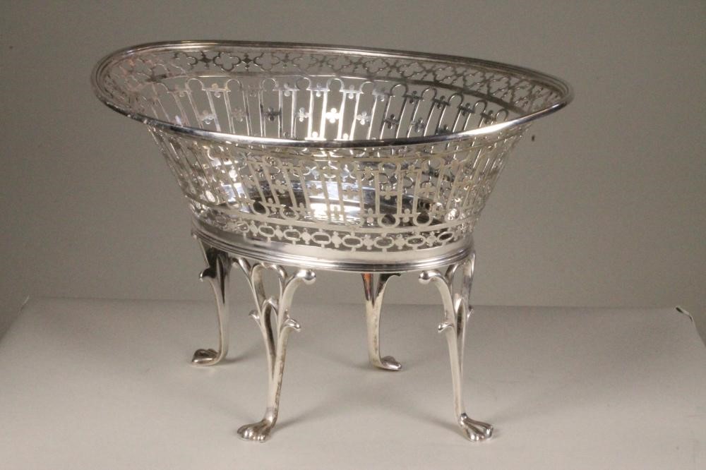 A SMALL SILVER CENTRE BOWL Image