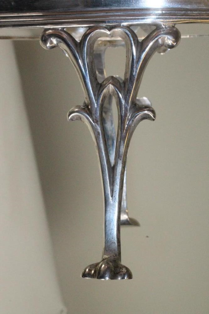 A SMALL SILVER CENTRE BOWL Image