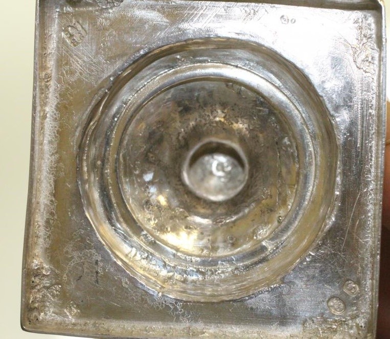 A GEORGE III SILVER CREAM JUG Image