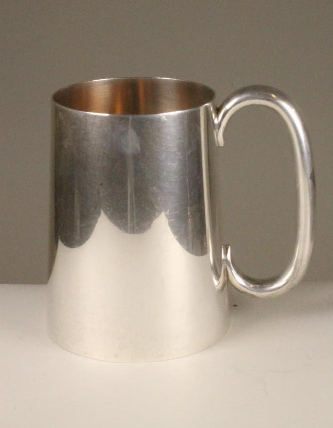 A VICTORIAN SILVER MUG Image