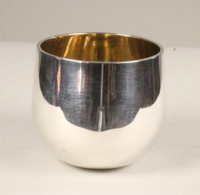 A GEORGE III SILVER SMALL TUMBLER CUP Image