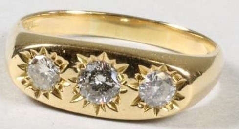 A GENTLEMAN'S THREE STONE DIAMOND RING Image