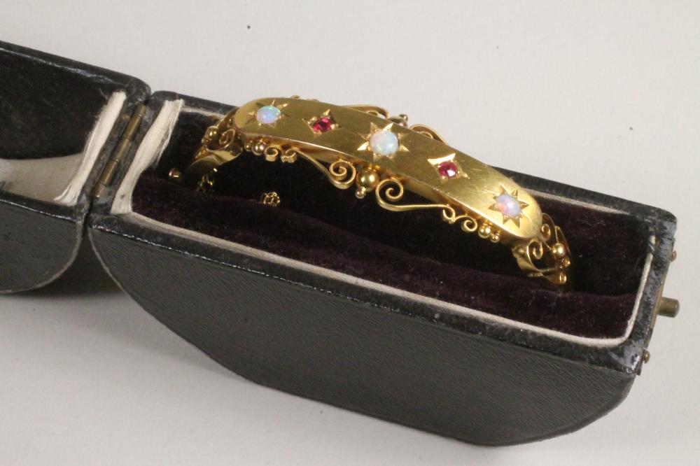 AN EDWARDIAN 9CT GOLD STIFF HINGED BANGLE Image