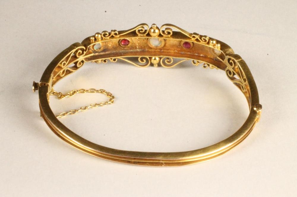 AN EDWARDIAN 9CT GOLD STIFF HINGED BANGLE Image