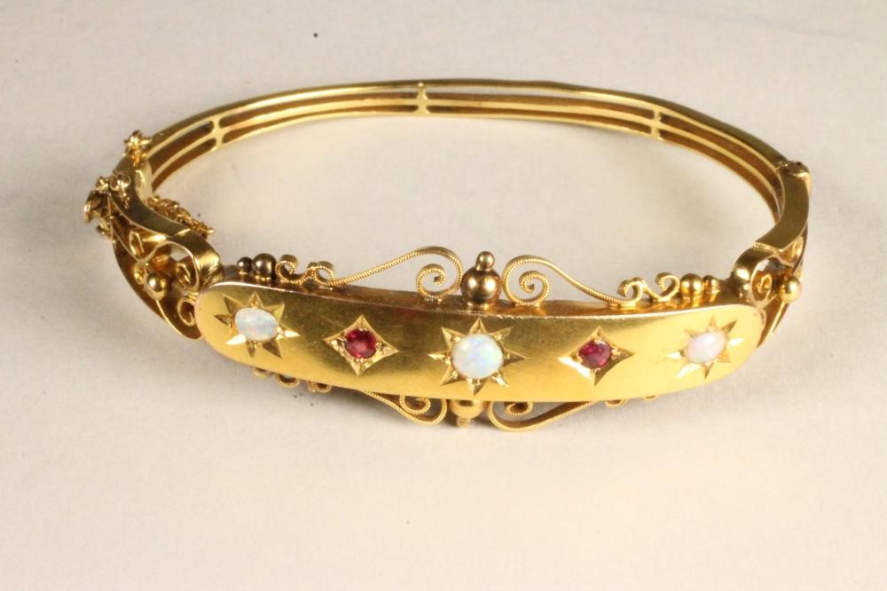 AN EDWARDIAN 9CT GOLD STIFF HINGED BANGLE Image
