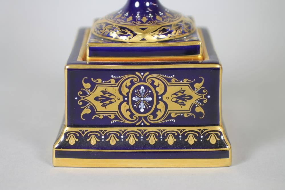 A VIENNA PORCELAIN GARNITURE VASE AND COVER Image