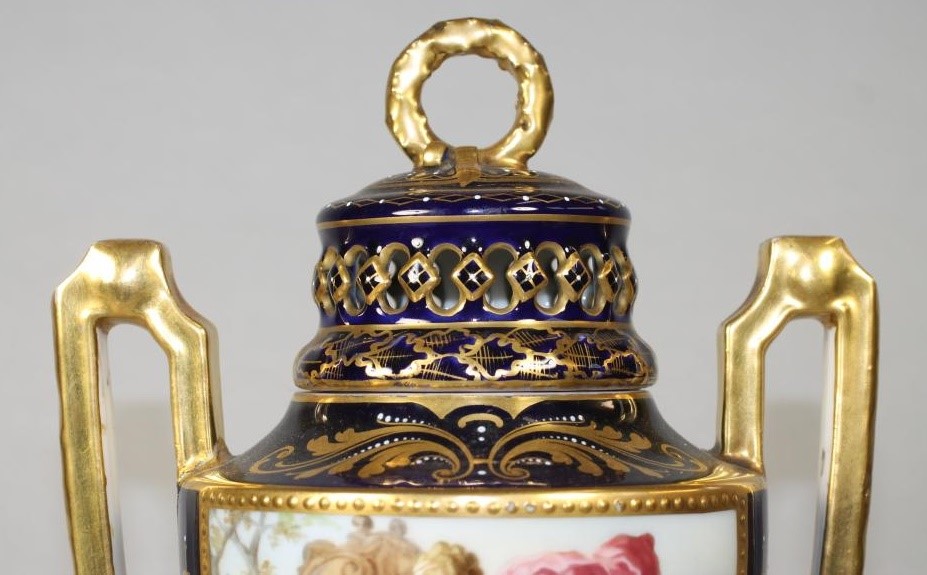 A VIENNA PORCELAIN GARNITURE VASE AND COVER Image